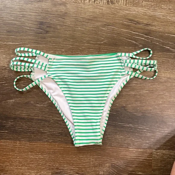 CUPSHE Swimsuit - Picture 5 of 6